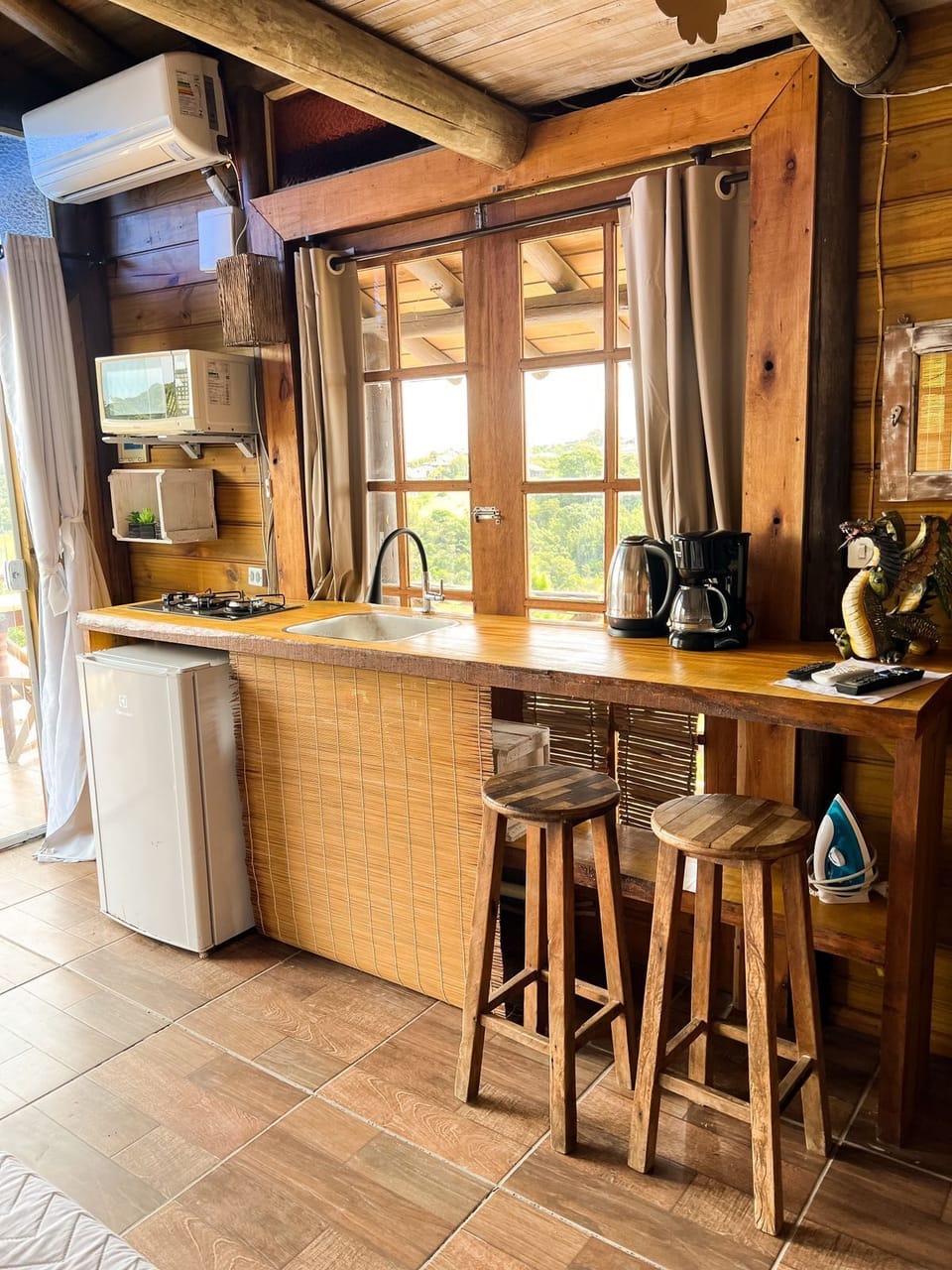 Romantic Bungalow, 1 Bedroom, Jetted Tub | Private kitchenette | Microwave, toaster, blender, cookware/dishes/utensils