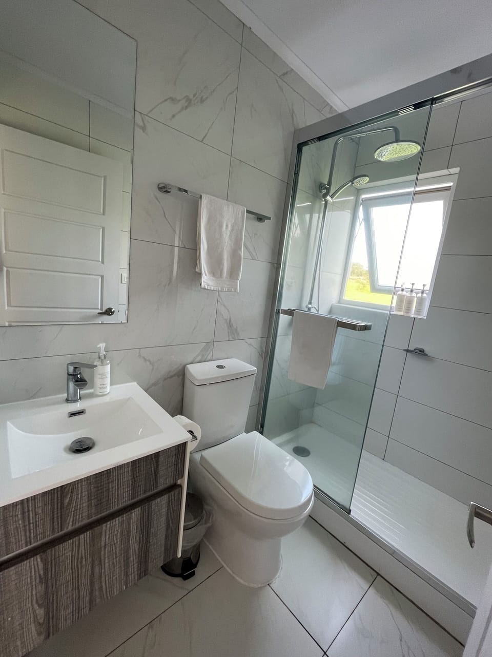 Panoramic Cabin | Bathroom | Shower, rainfall showerhead, free toiletries, hair dryer