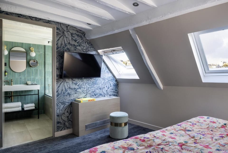 Prestige room | Bathroom | Shower, free toiletries, hair dryer, slippers