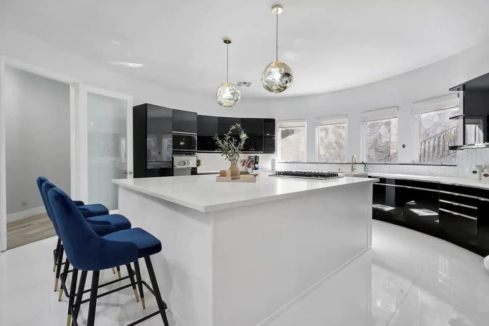 Wide Kitchen with Kitchen Peninsula