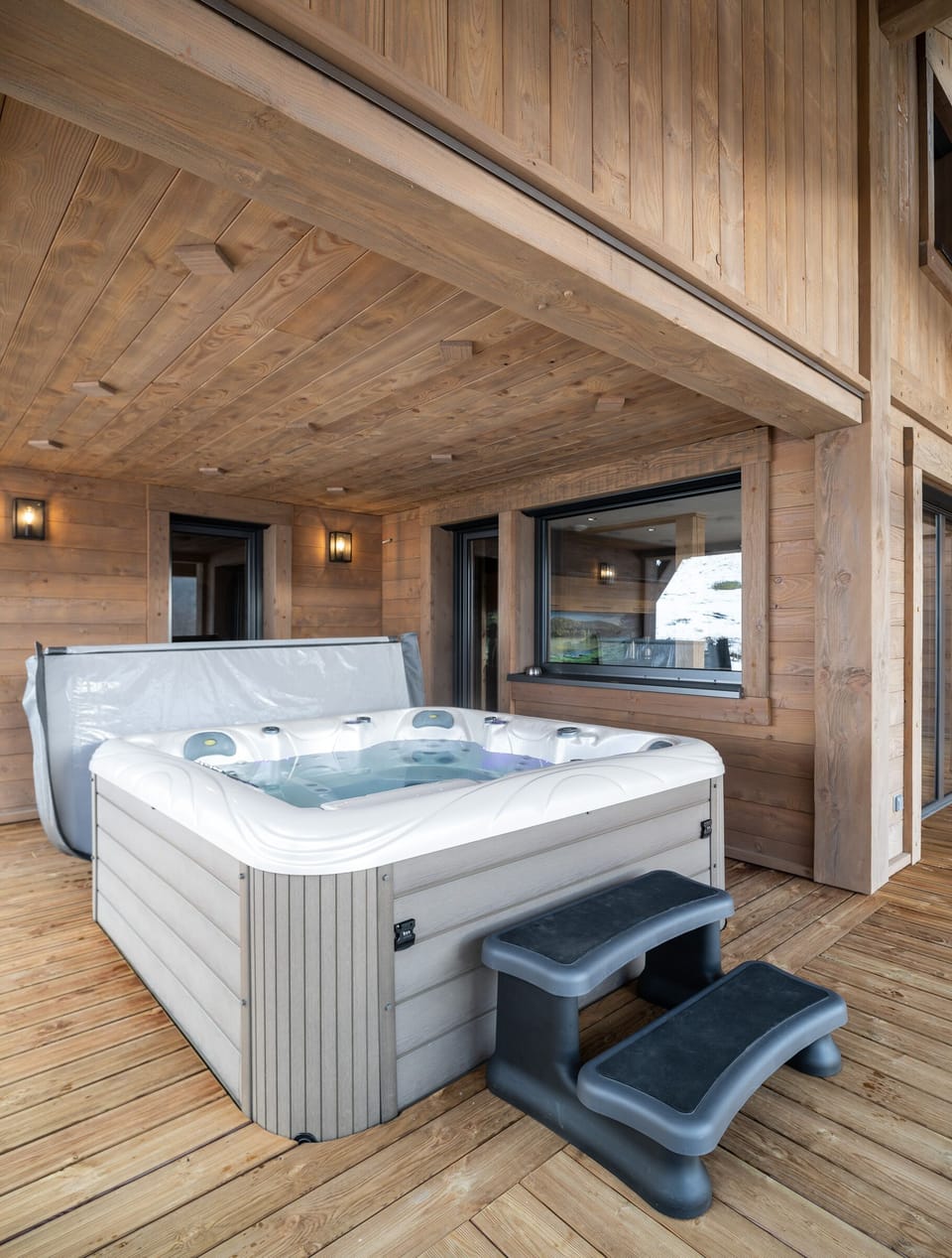 Indoor spa tub
