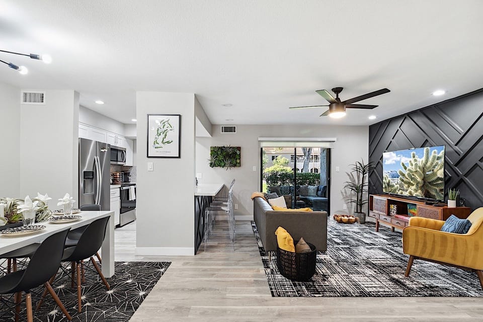 View of the layout (Living room, breakfast bar, dining table and kitchen)
