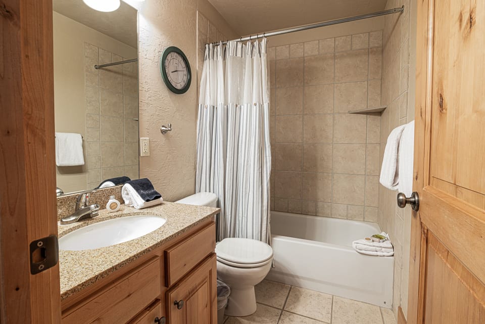 Upper Level Full Shared Bath 2 with a Tub/Shower Combo