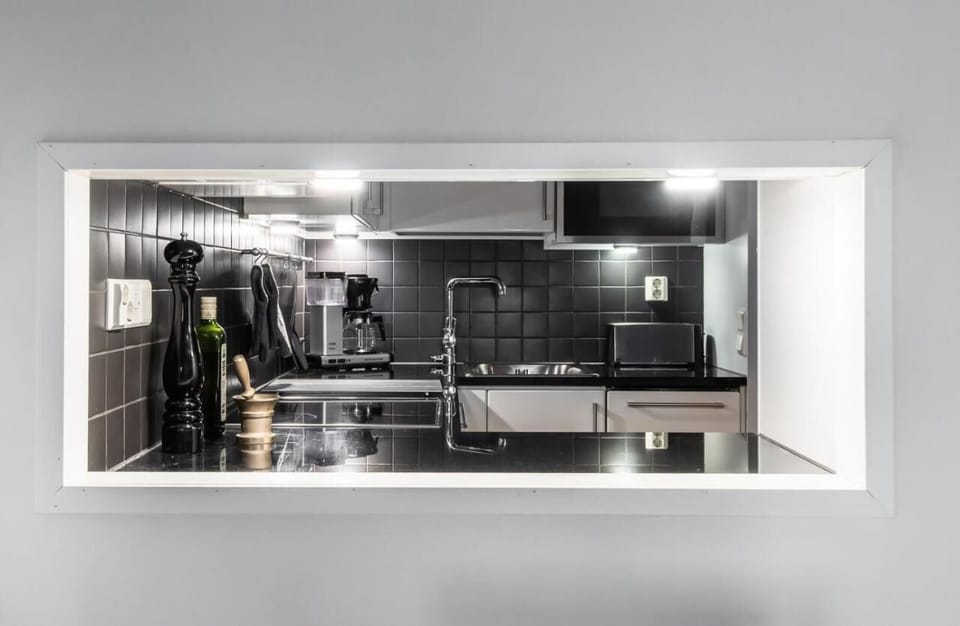 Deluxe Studio | Private kitchen | Fridge, microwave, oven, stovetop