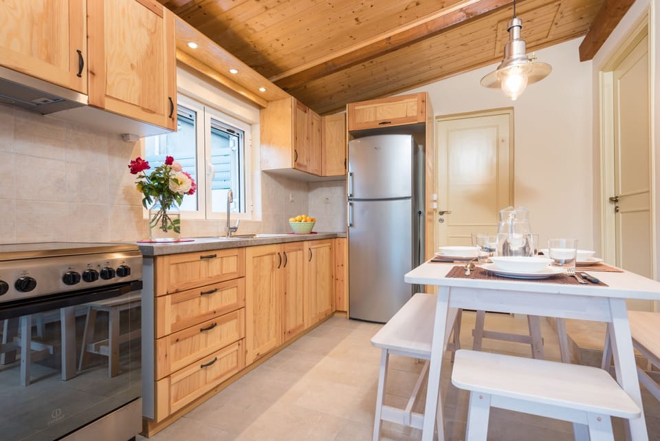 Comfort Villa | Private kitchen | Full-size fridge, oven, stovetop, coffee/tea maker