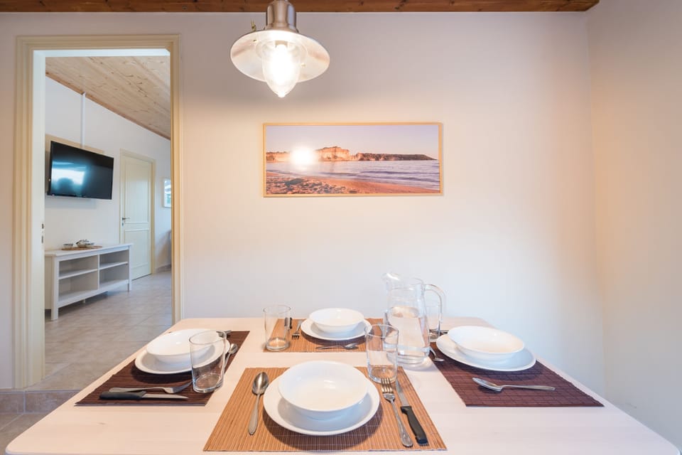 Comfort Villa | Private kitchen | Full-size fridge, oven, stovetop, coffee/tea maker