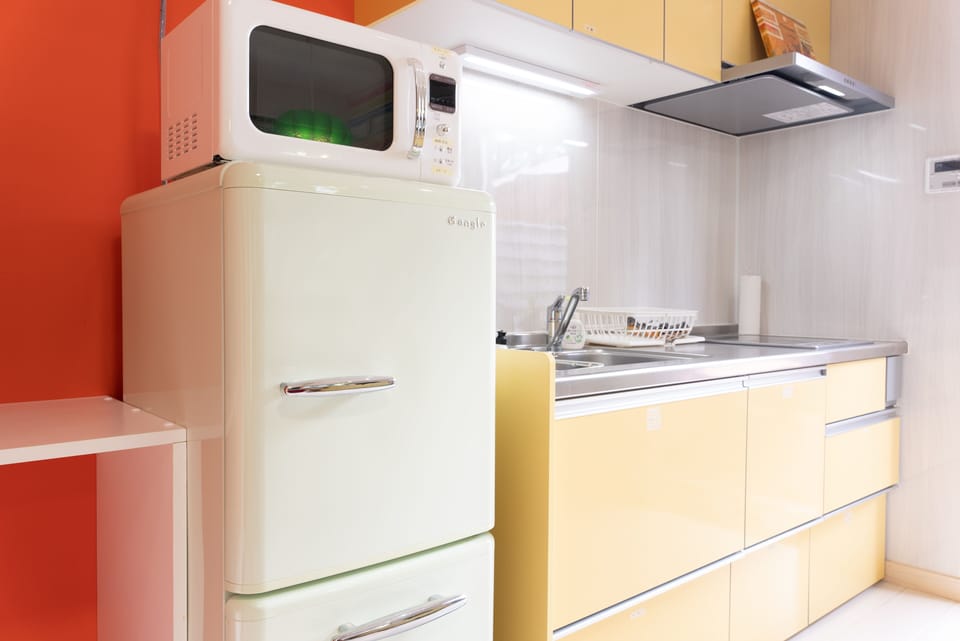 Deluxe Villa | Private kitchen | Cookware/dishes/utensils, dining tables
