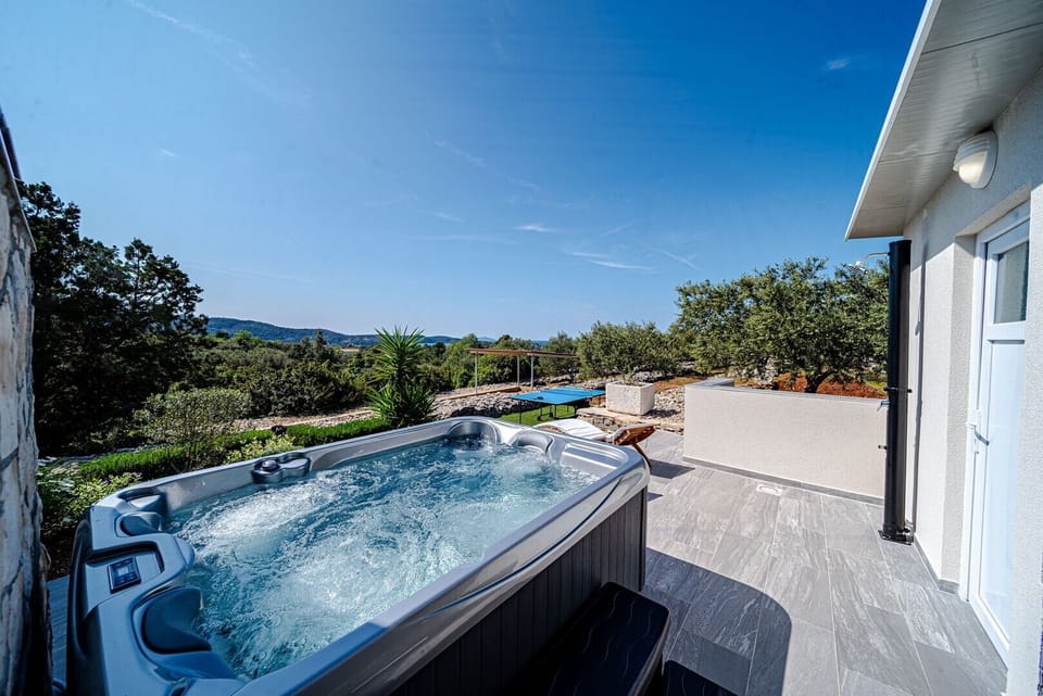 Outdoor spa tub