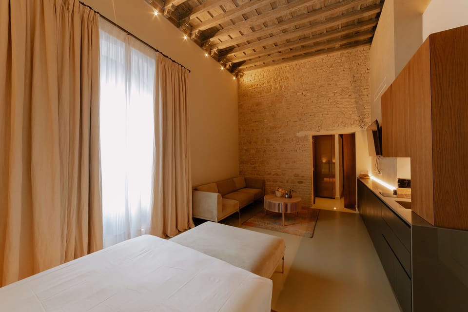 APARTAMENTO PIEDRA DE LA LUNA | Minibar, in-room safe, individually decorated, individually furnished