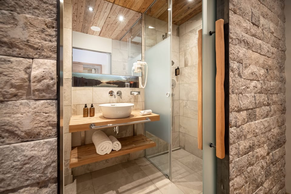 Room for 2 | Minibar, WiFi (free), bed sheets