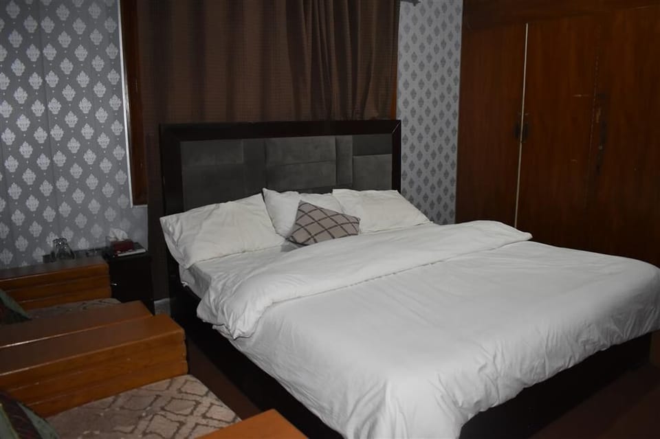 Standard Room | Premium bedding, pillowtop beds, iron/ironing board, bed sheets