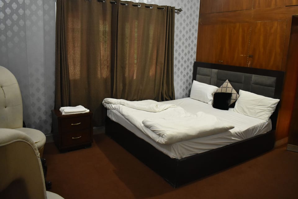 Standard Room | Premium bedding, pillowtop beds, iron/ironing board, bed sheets