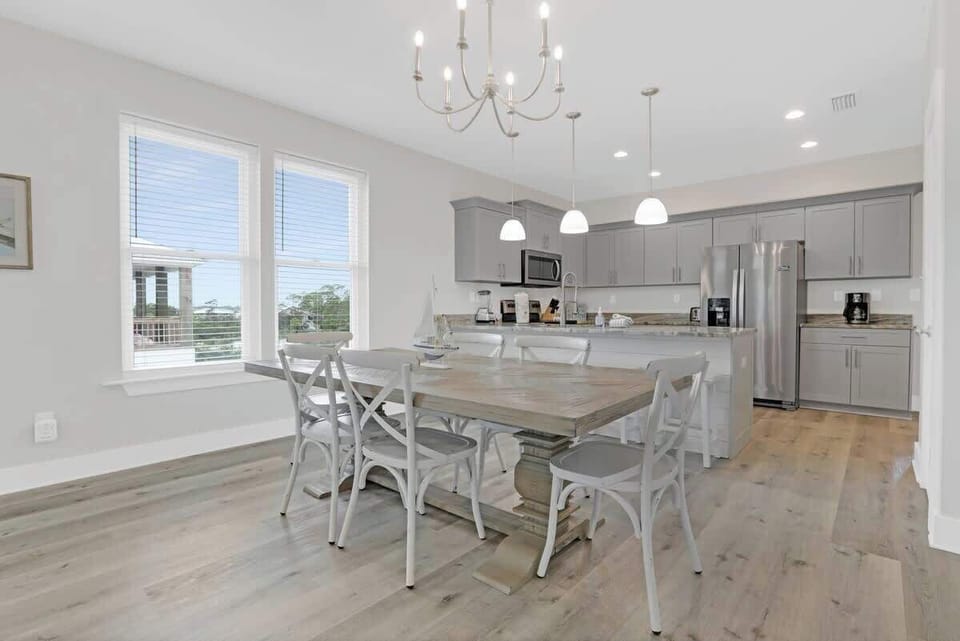 Sit around the dining table and share a meal with family after a fun day at the beach.

* All photos are taken from the same unit however both units have the same layout and furnishings.