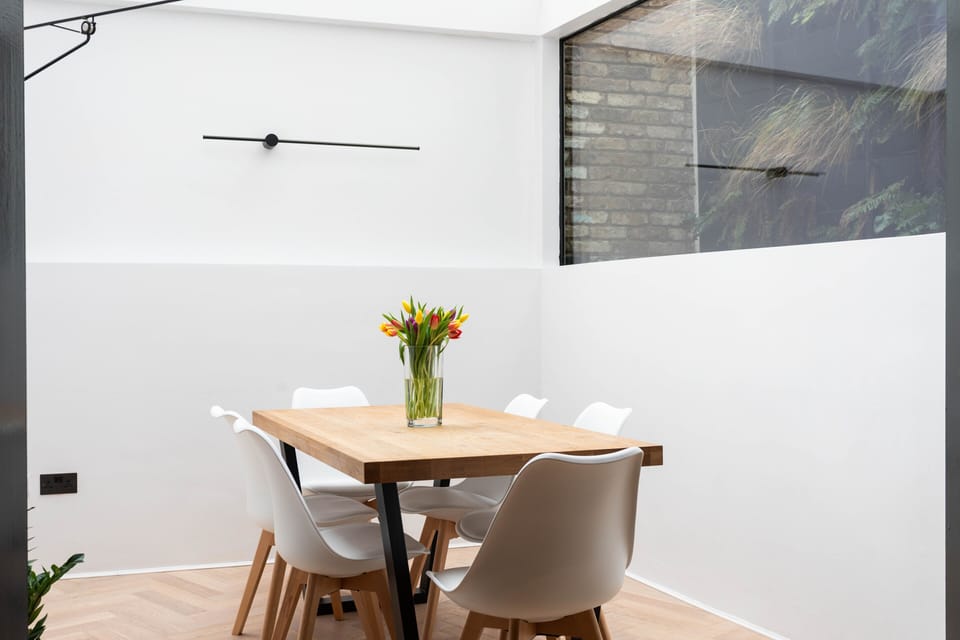 Dining table (uncovered)