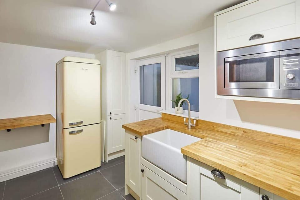 High Street, Norton - Host & Stay