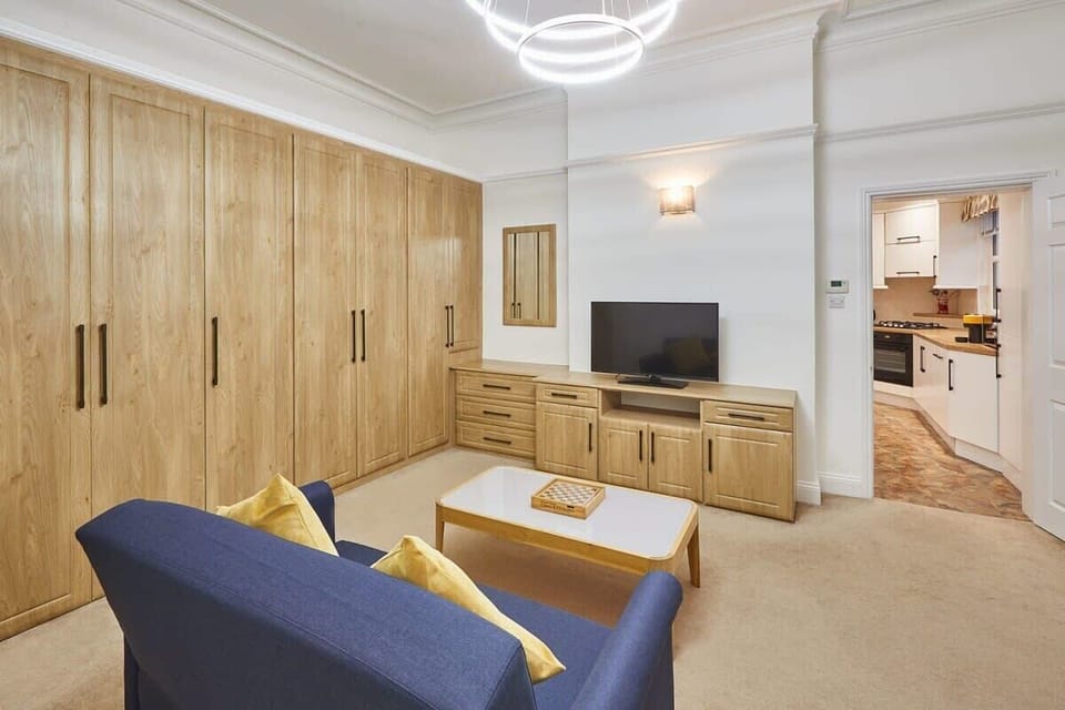 Thamesview, Staines-Upon-Thames - Host & Stay