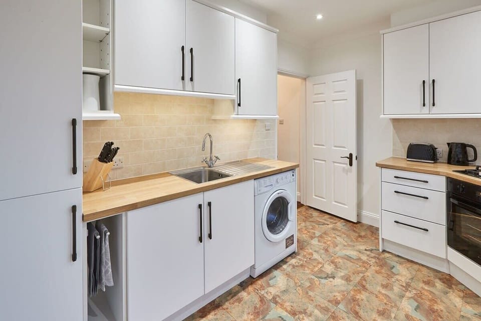 Thamesview, Staines-Upon-Thames - Host & Stay