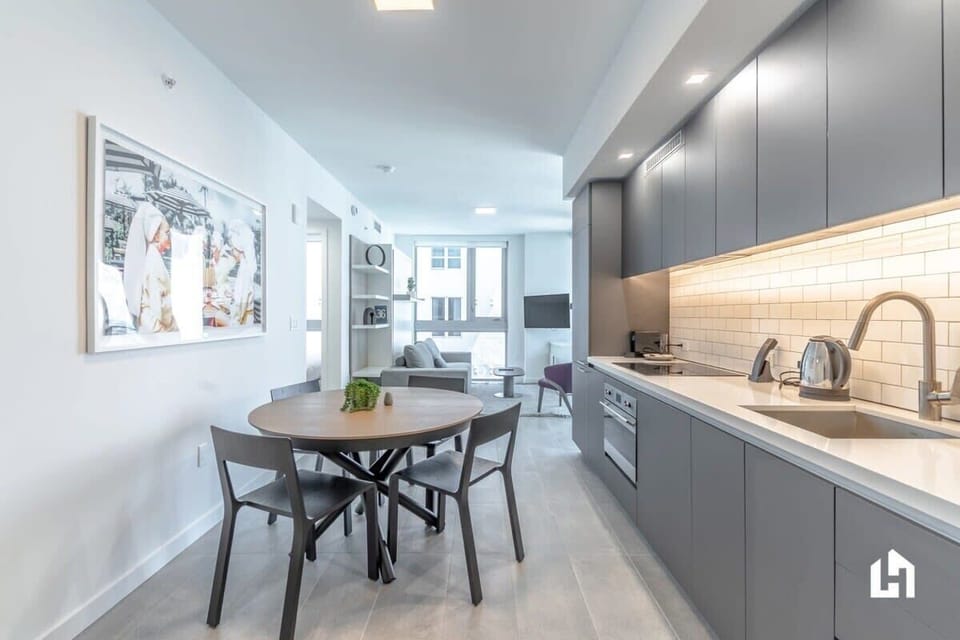 Takeaway or quick breakfast? You can even cook in this kitchen.
