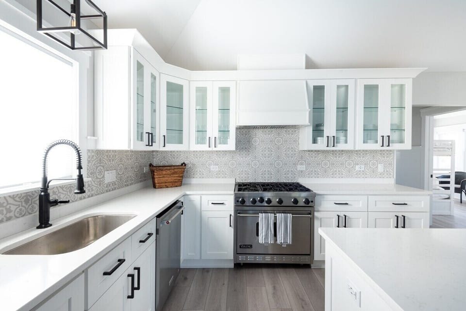 Fully equipped kitchen, microwave, dishwasher, drip coffee maker.