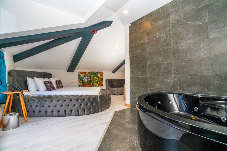 Romantic Suite with Jacuzzi and Terrace | Jetted tub