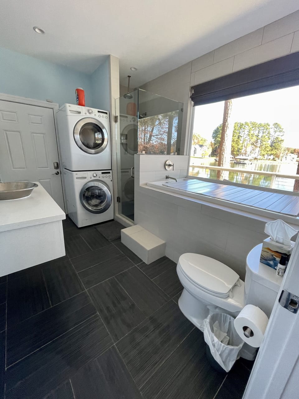 Master breath with soaker tub and separate walk in shower 