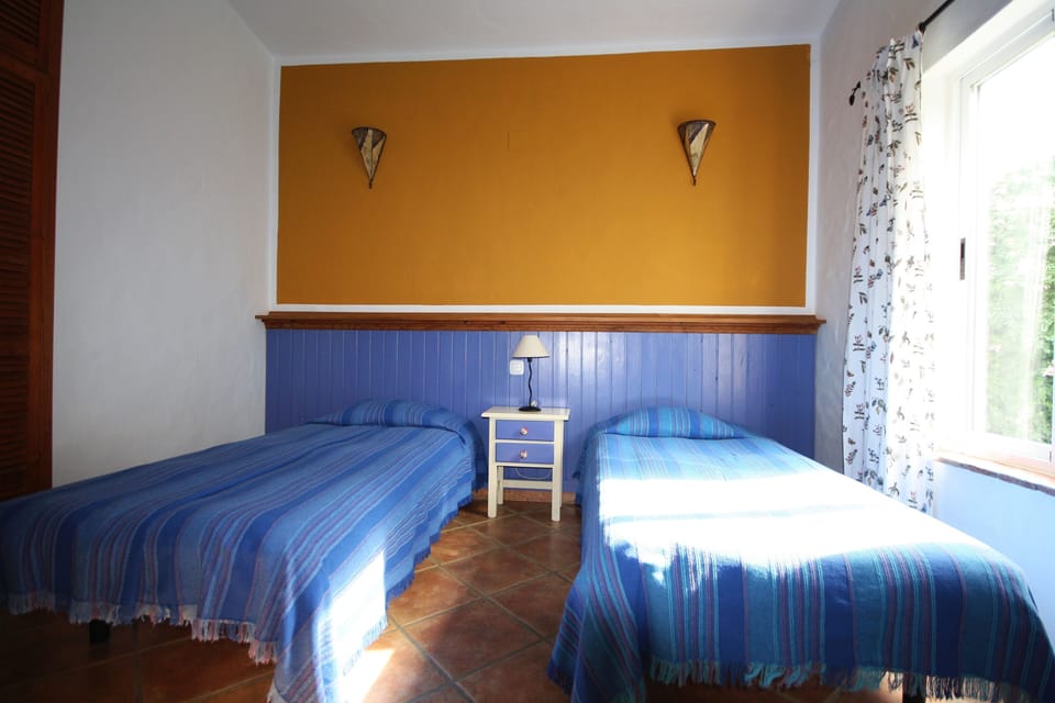 Tepuanahouse. Bedroom 2, spacious and views at garden 