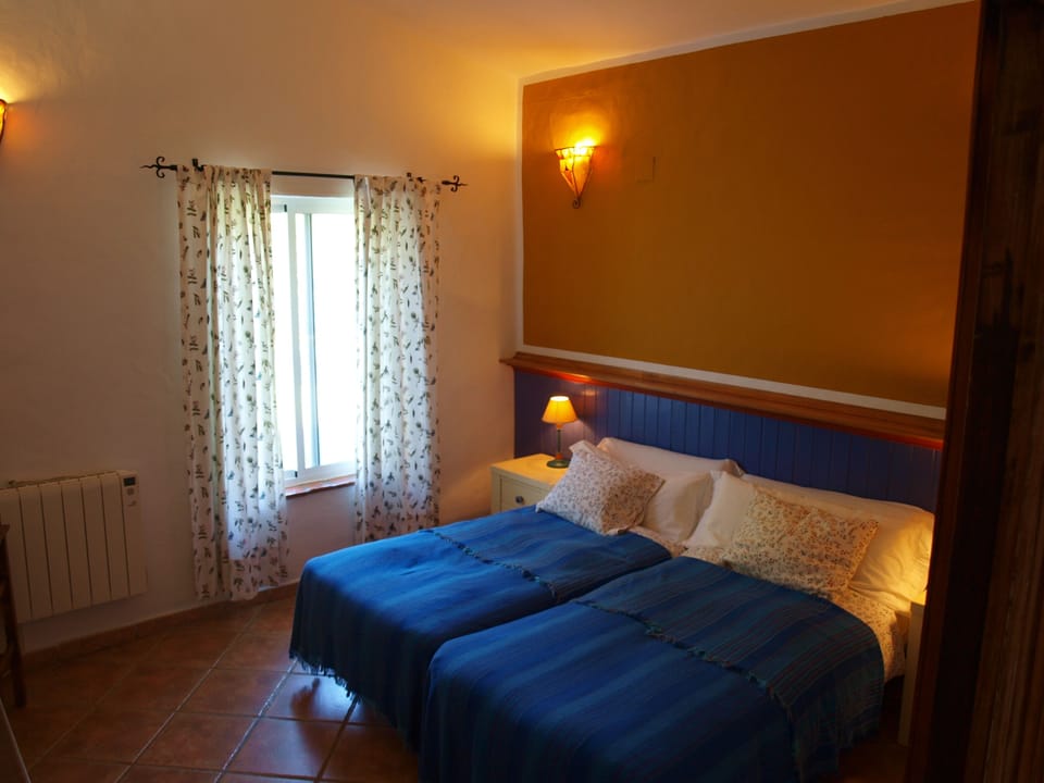 Tepuanahouse. Bedroom 1. spacious and views at garden
