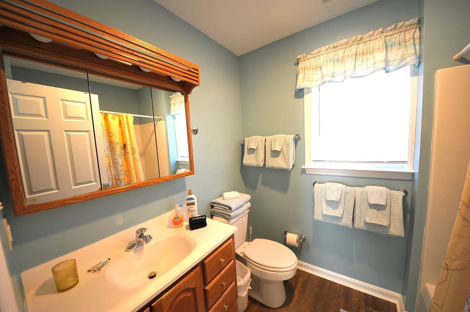 2nd floor bathroom located in the hall beween bedrooms