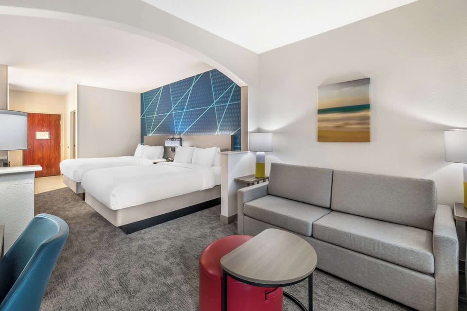 Suite, Non Smoking, Balcony | Premium bedding, individually decorated, individually furnished, desk