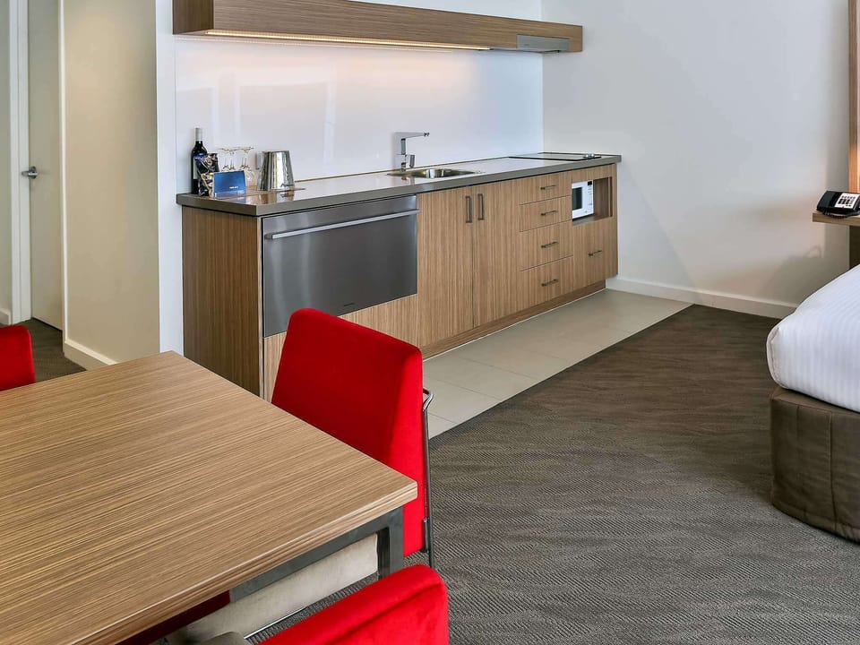 Deluxe Suite, 1 King Bed | In-room safe, desk, blackout drapes, iron/ironing board