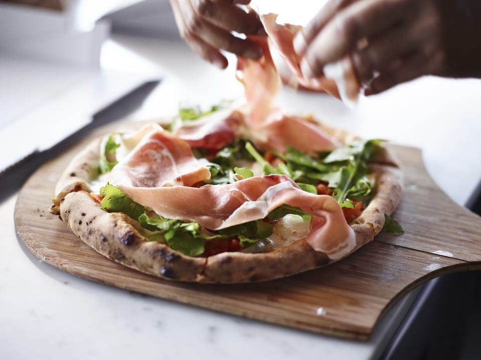 6 restaurants; breakfast, lunch, and dinner served