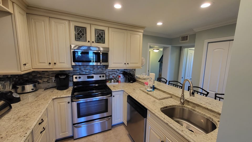 Great kitchen layout!