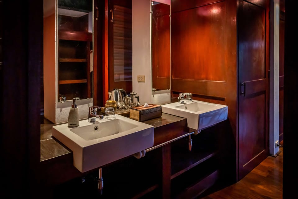 Deluxe Double or Twin Room, Balcony | Bathroom | Shower, hair dryer, slippers, towels