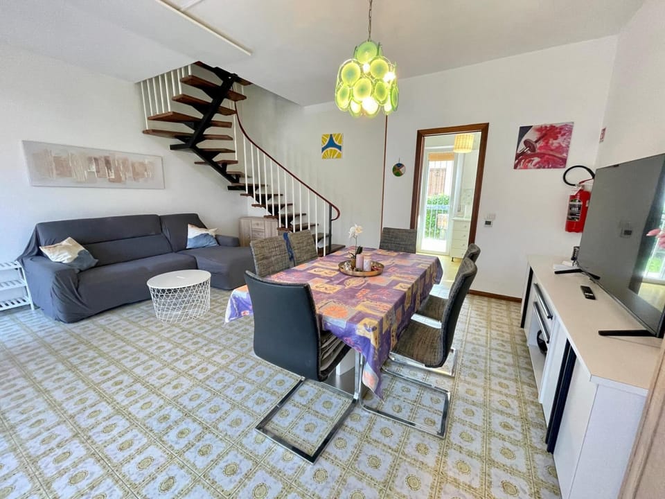 Villa, 3 Bedrooms, Balcony, Garden View | Dining room