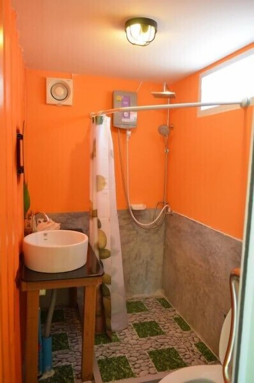 Shower, rainfall showerhead, free toiletries, hair dryer (on request)