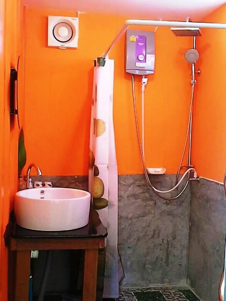 Shower, rainfall showerhead, free toiletries, hair dryer (on request)