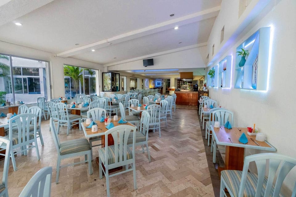 2 restaurants; breakfast, lunch, and dinner served