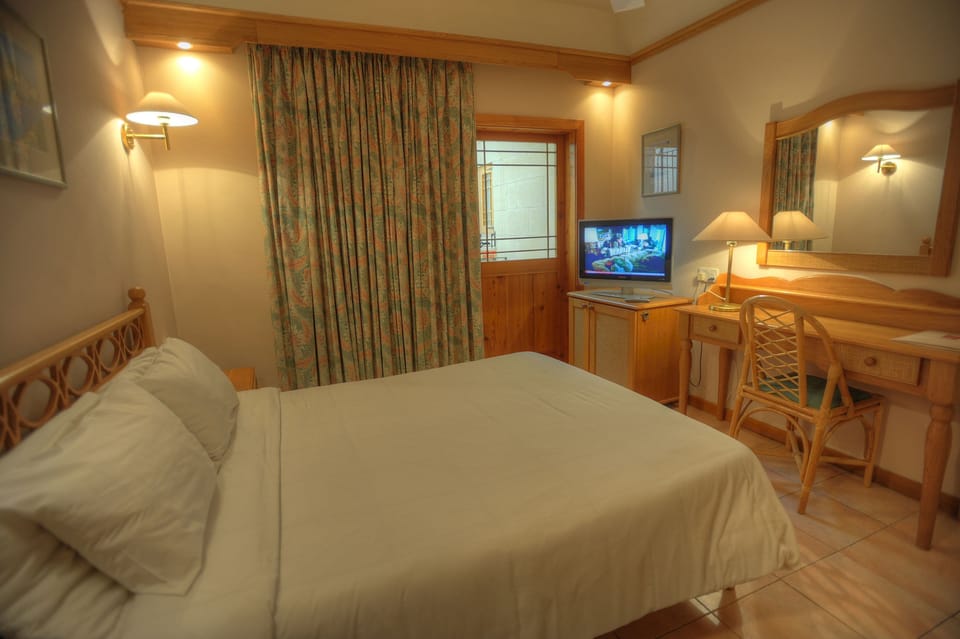 Double or Twin Room, Courtyard View | Minibar, free cribs/infant beds, free WiFi