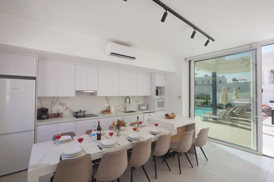 Villa, 5 Bedrooms, Smoking, Private Pool | Dining