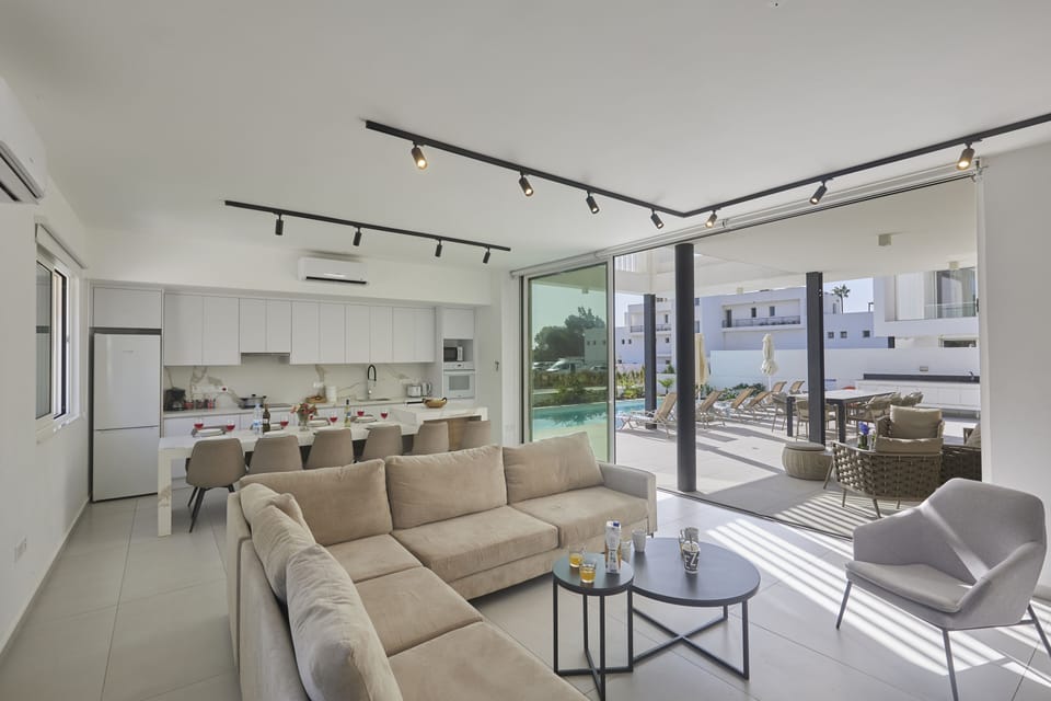 Villa, 5 Bedrooms, Smoking, Private Pool | Living room