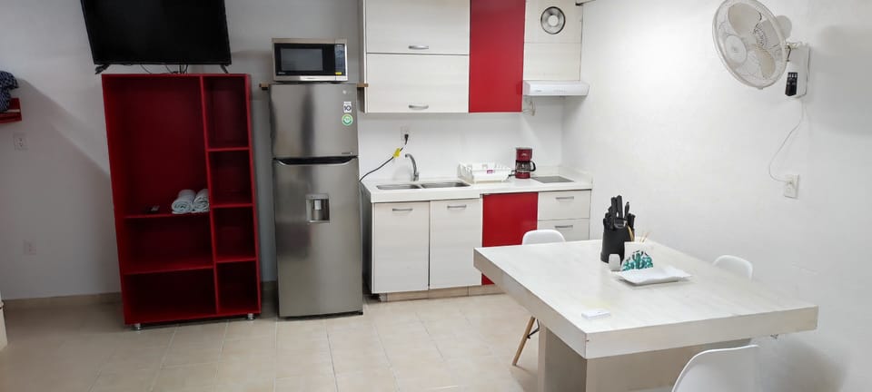 Room, 1 Bedroom | Dining room