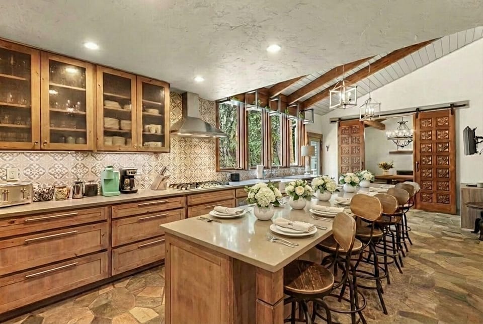 Gourmet Chef's Kitchen — The heart of the home, it offers the perfect blend of functionality and elegance, with the gentle murmur of the creek adding to the ambiance. 👨🏽‍🍳 🍳
