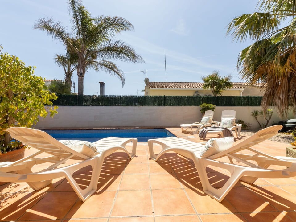 Sky, Property, Swimming Pool, Shade, Plant, Water, Outdoor Furniture, Tree, Building, Arecales