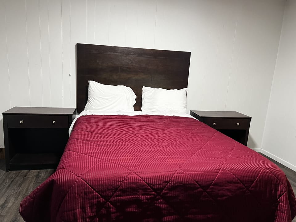 Deluxe Single Room, 1 Queen Bed, Non Smoking, Kitchenette | Free WiFi, bed sheets