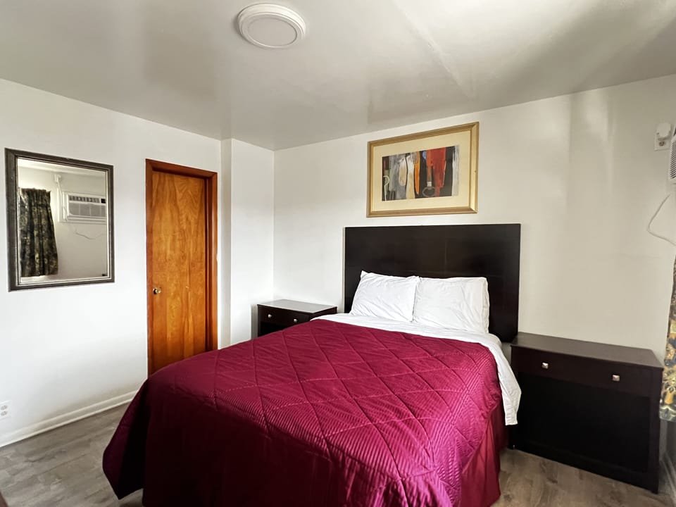 Deluxe Single Room, 1 Queen Bed, Non Smoking | Free WiFi, bed sheets