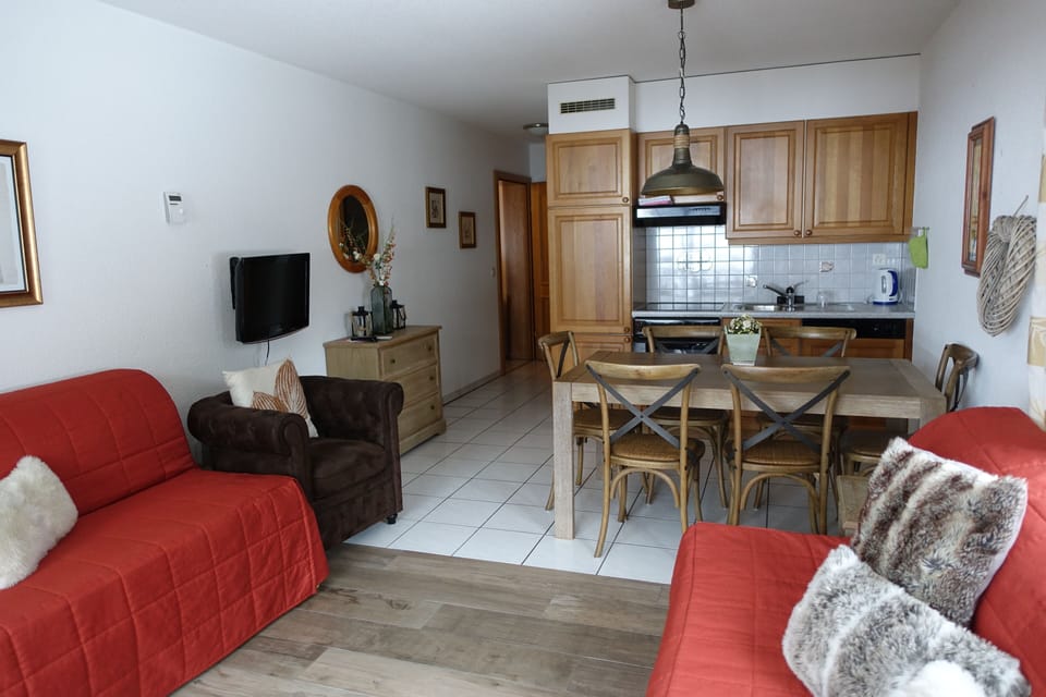 C206 Kitchen and dining area