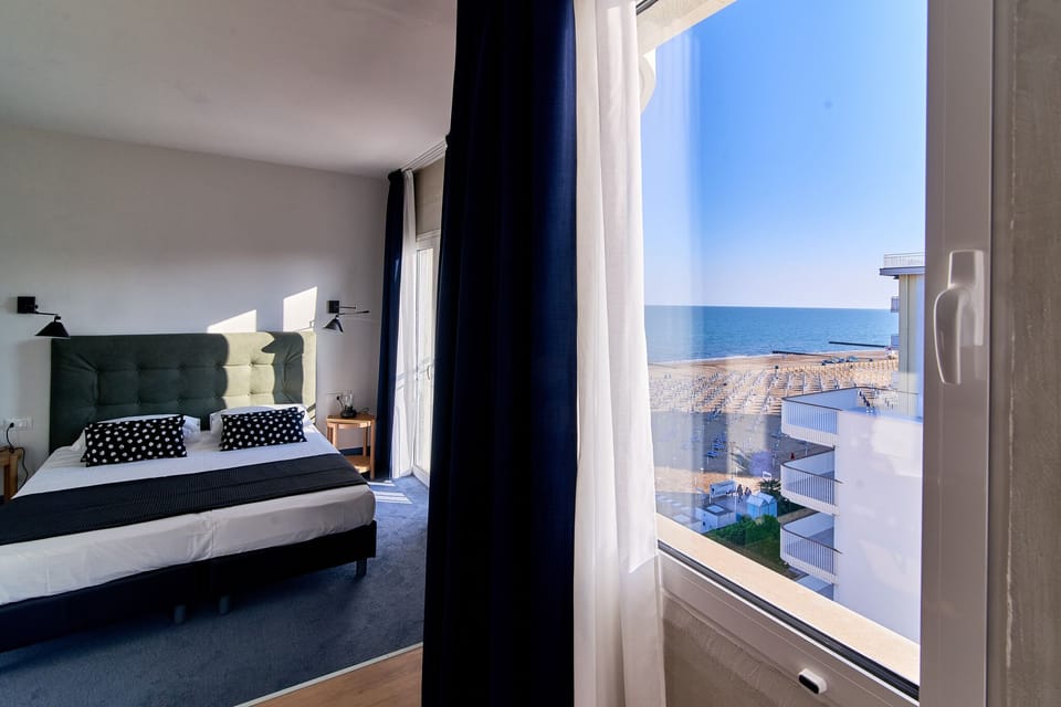 Comfort Quadruple Room with panoramic view | In-room safe, desk, free WiFi, bed sheets