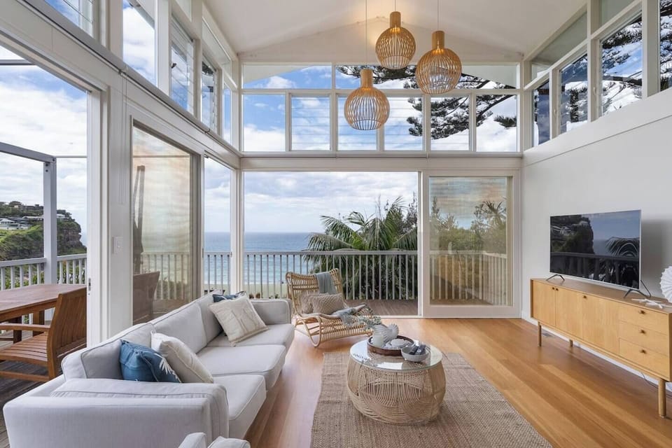 'The Bungan' - Absolute Beachfront, Direct Beach Access to Bungan Beach, Newport