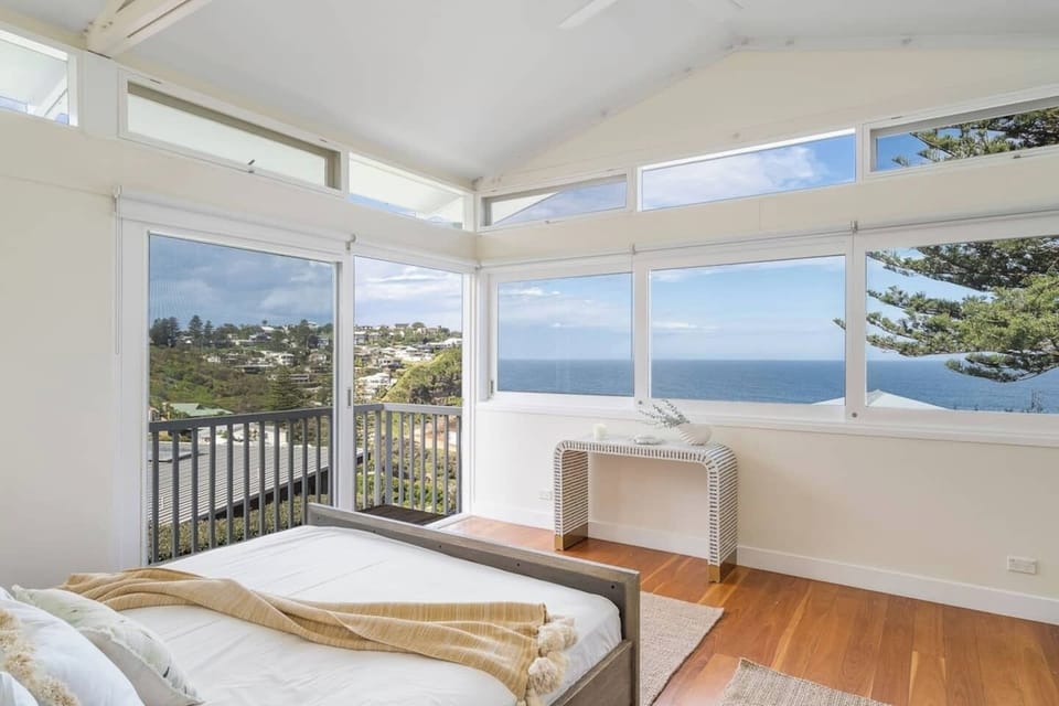 'The Bungan' - Absolute Beachfront, Direct Beach Access to Bungan Beach, Newport