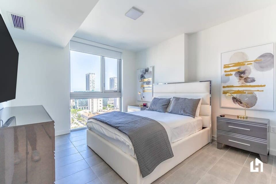 Super plush queen bed and city views